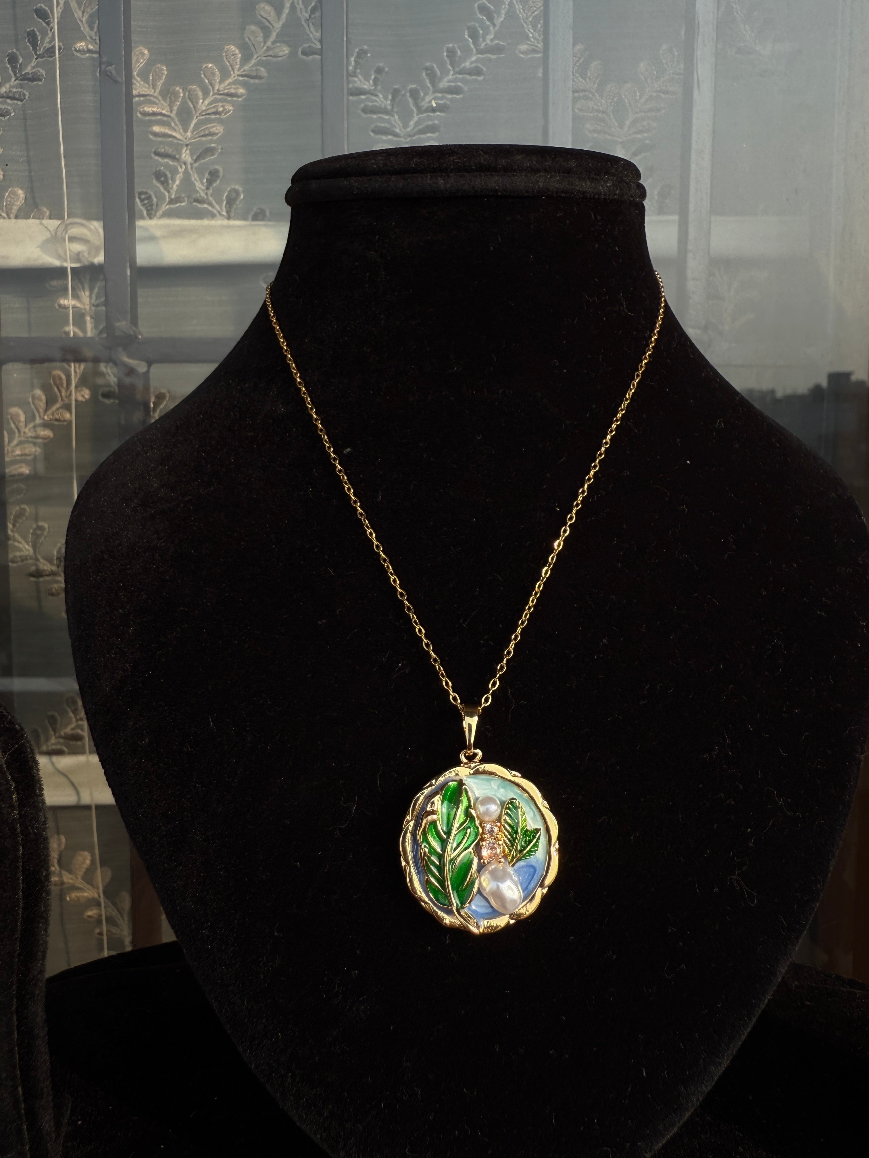 Leaf Pearl Pendant Necklace